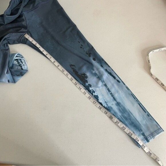 Onzie Women's Blue Graphic Tie Dye Midi Flow Leggings Size Medium - Picture 12 of 12